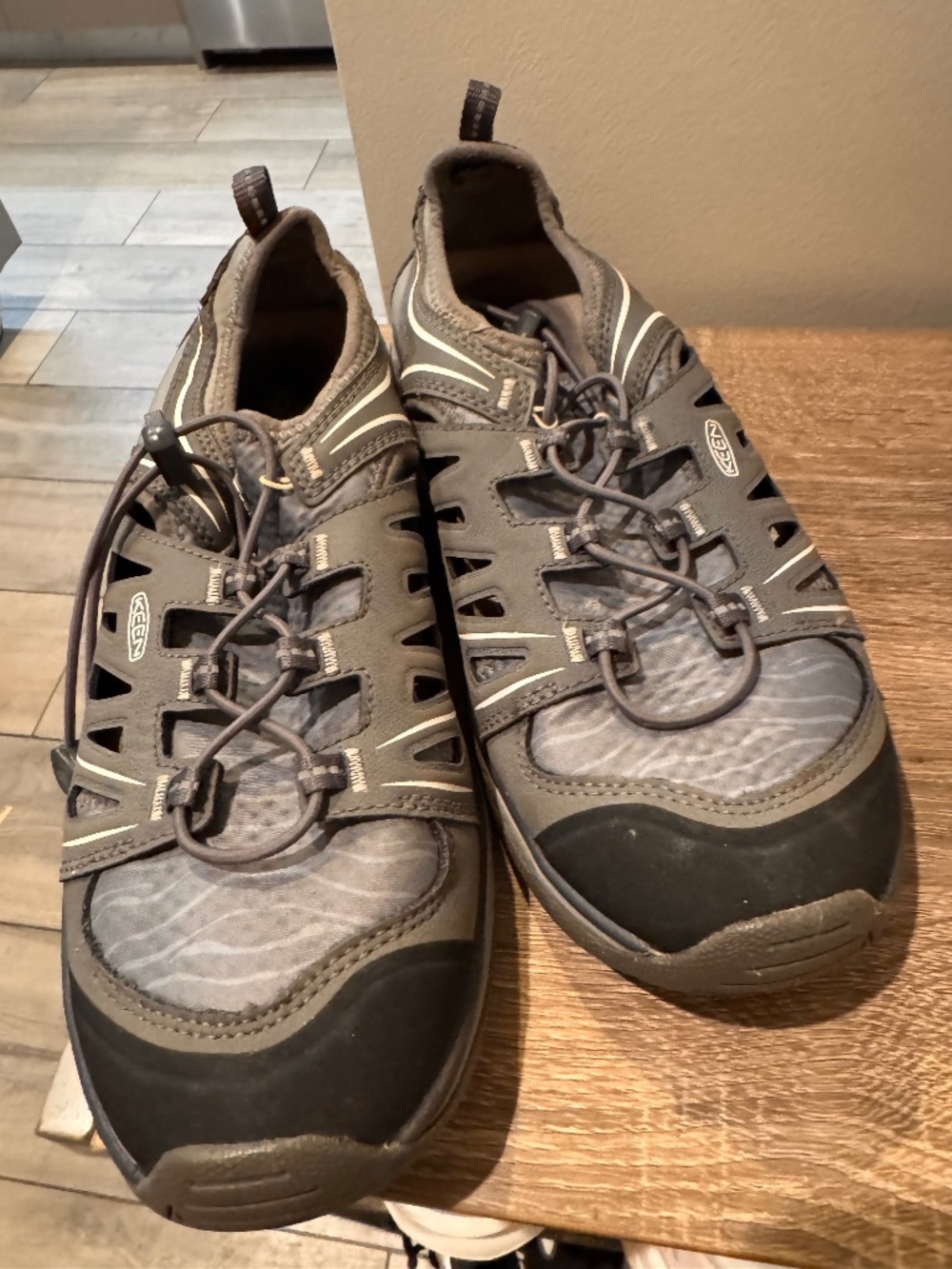 Women's Keen Water Shoes ( Size 10)